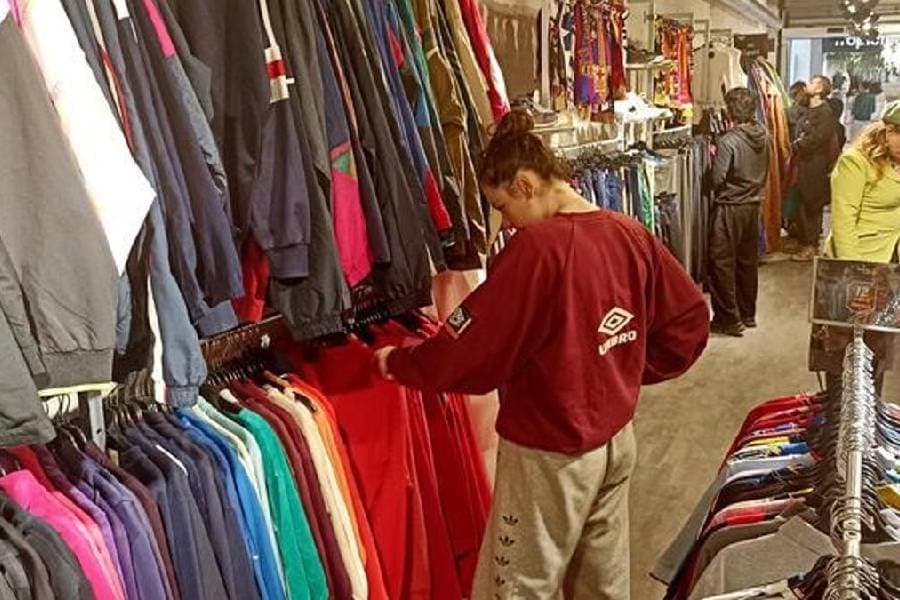 O ressurgir consciente do vestir: a moda de segunda mão ganha força na Colômbia