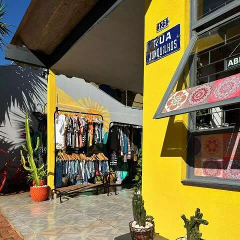Casa Amarela: O Brechó que Nasceu de Desapegos e Peças a R$ 10