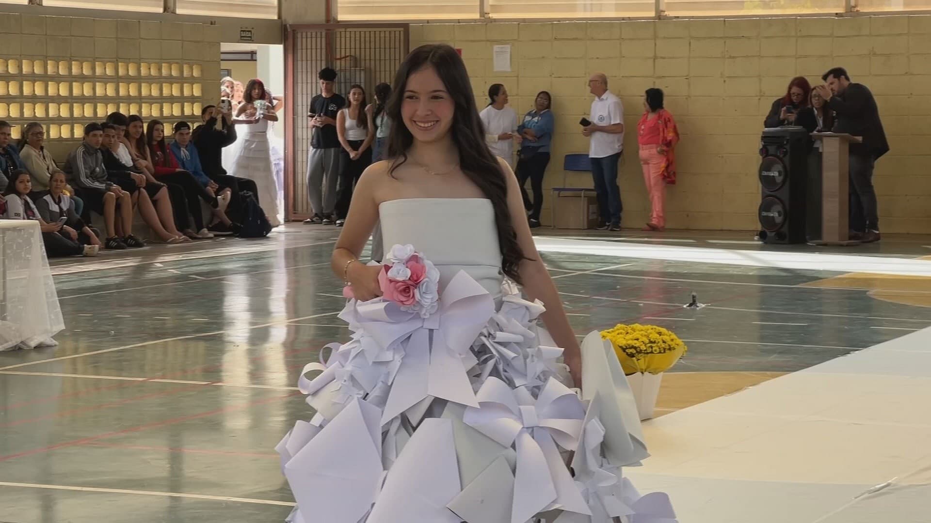 Estudantes de SP criam vestidos recicláveis e brechós apostam na moda sustentável