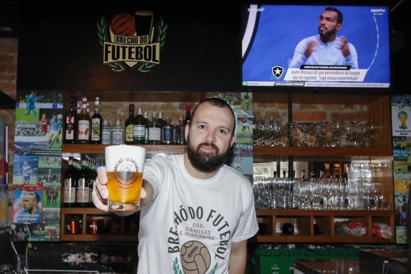 Brechó do Futebol: bar e loja em Porto Alegre apostam no amor ao esporte para atrair clientes