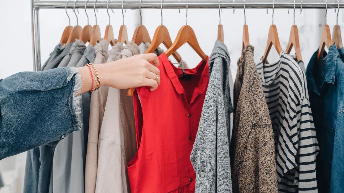 Segunda Mão vs. Fast Fashion: Uma Mudança Silenciosa que Está Redefinindo o Varejo