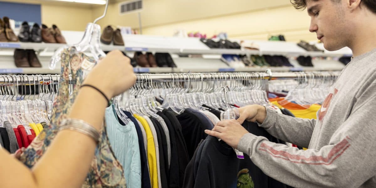 Marcas de moda não querem apenas vender roupas novas. Elas querem a segunda venda também