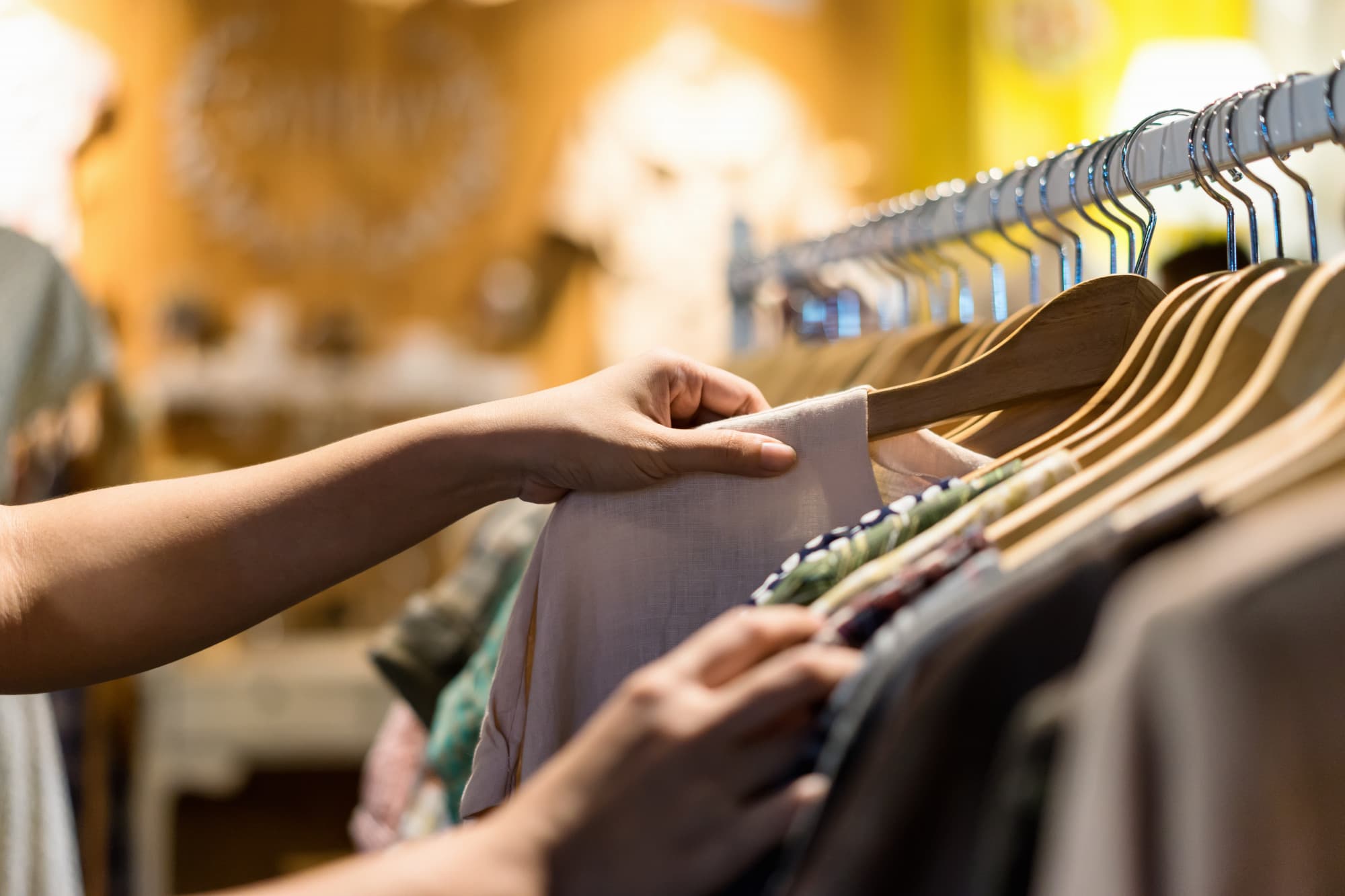 Oficina gratuita de customização de roupas para brechó em Guarulhos