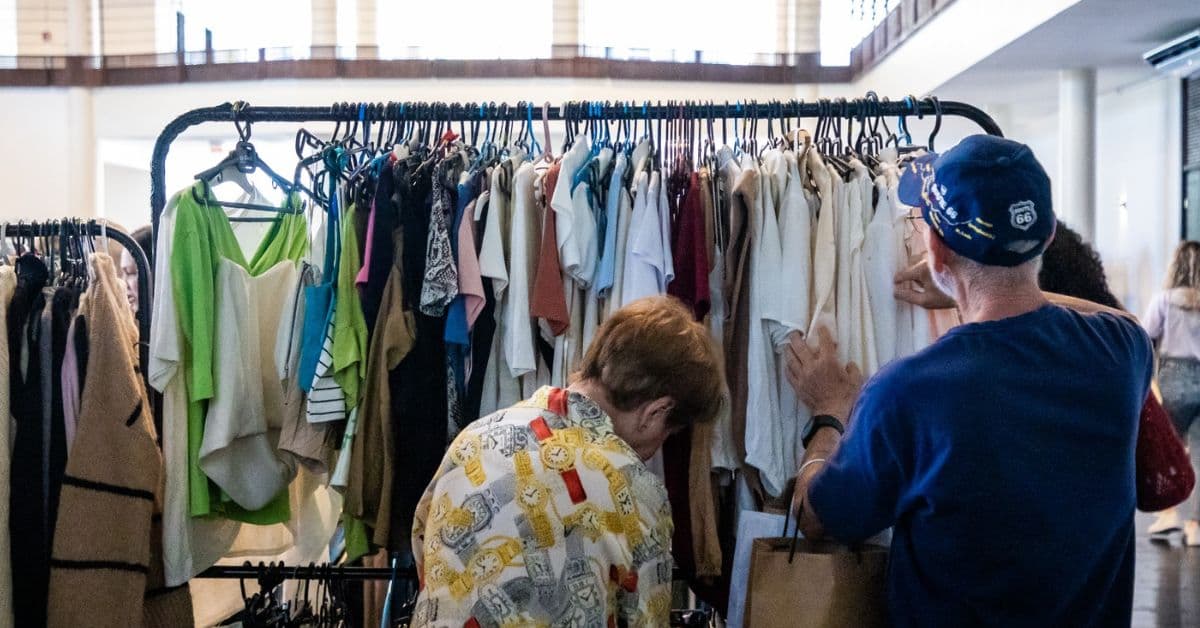 Florianópolis promove feira de brechó social com moda e solidariedade em agosto