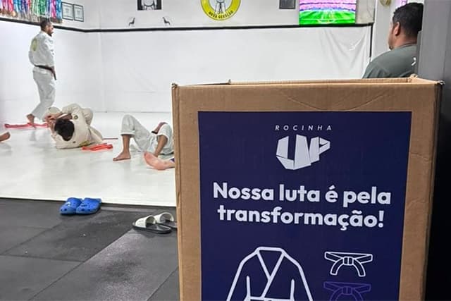 Kimonos de jiu-jítsu ganham nova vida em projeto de moda sustentável na Rocinha