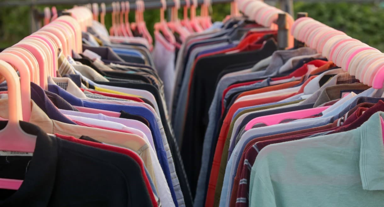 Guarda-roupa sustentável: como reduzir o impacto ambiental da moda